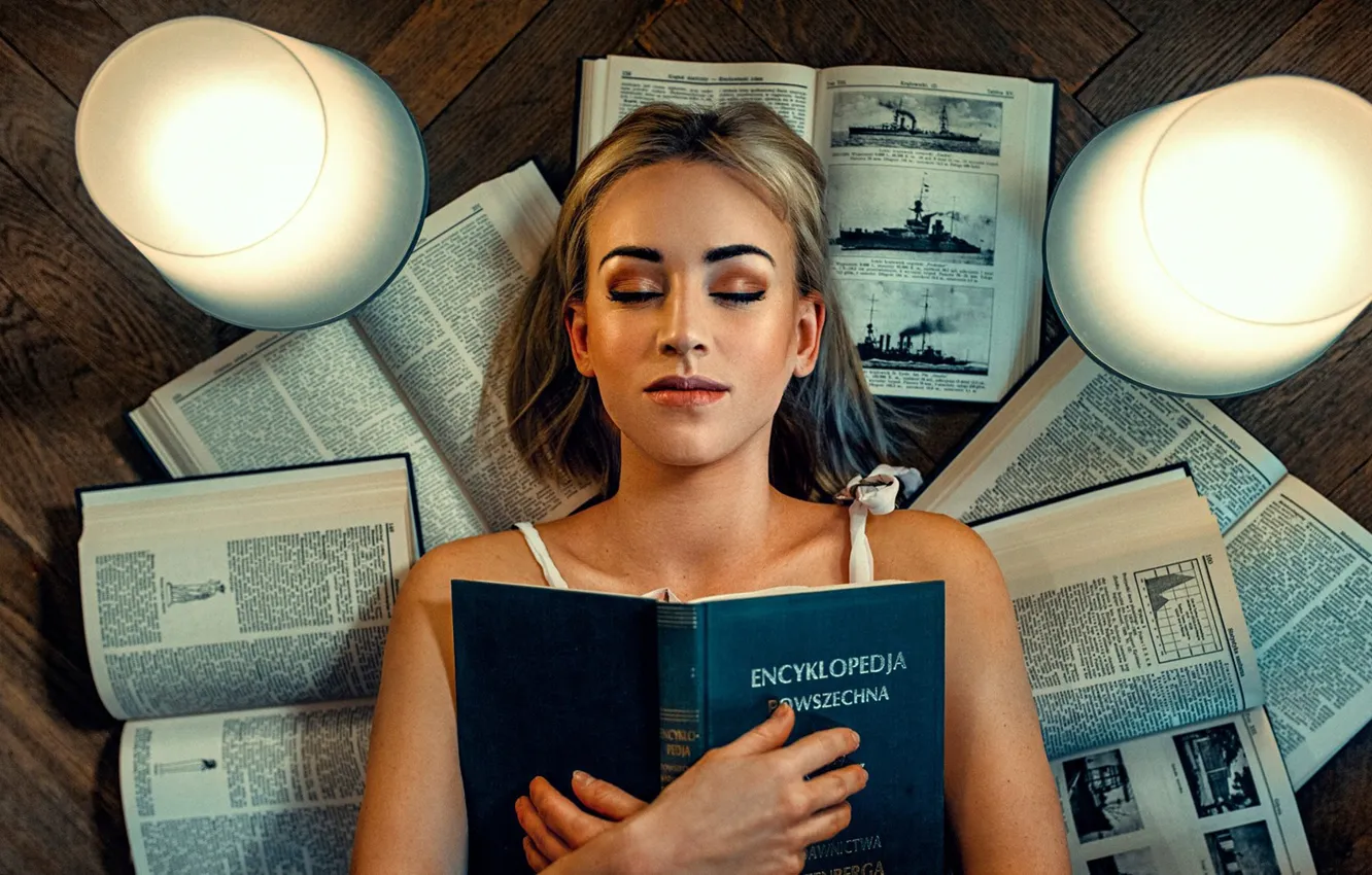 Фото обои девушка, поза, лампы, модель, книги, портрет, макияж, прическа