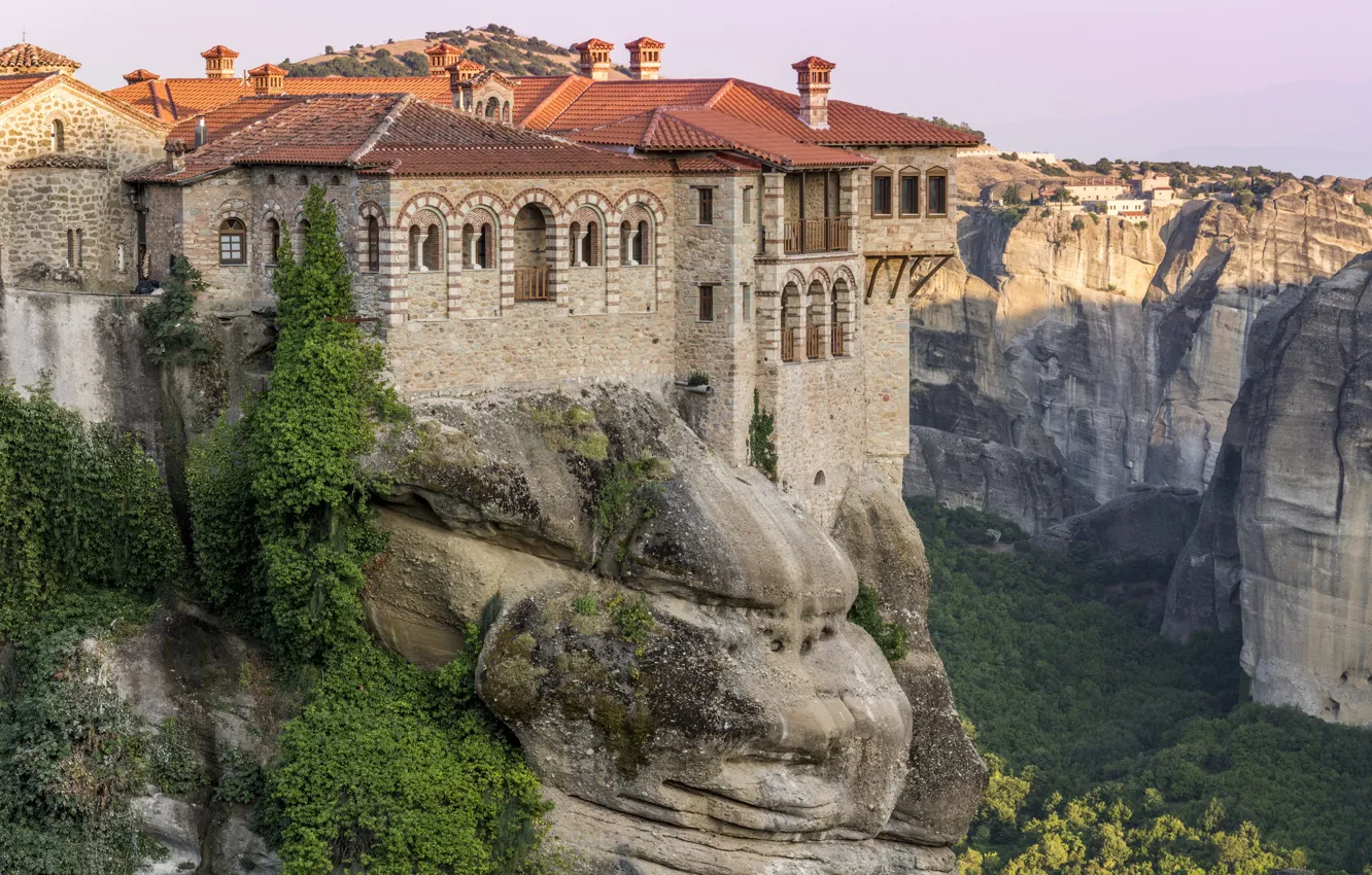 Фото обои город, скала, дом, Греция, Монастыри Метеоры, Монастырь Варлаама