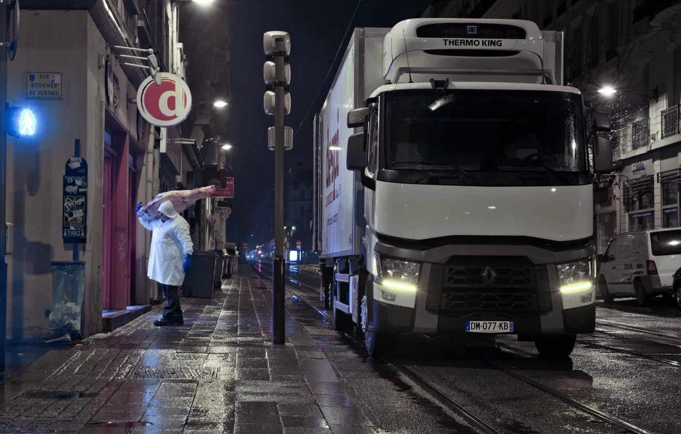 Фото обои ночь, грузовик, мясо, Renault, доставка, туша, кузов-рефрижератор, Renault Trucks