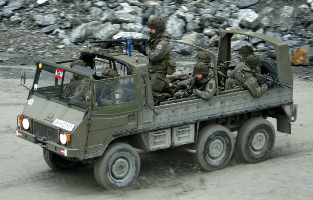 Фото обои rock, soldier, military, weapon, armored, machine gun, war material, armored vehicle