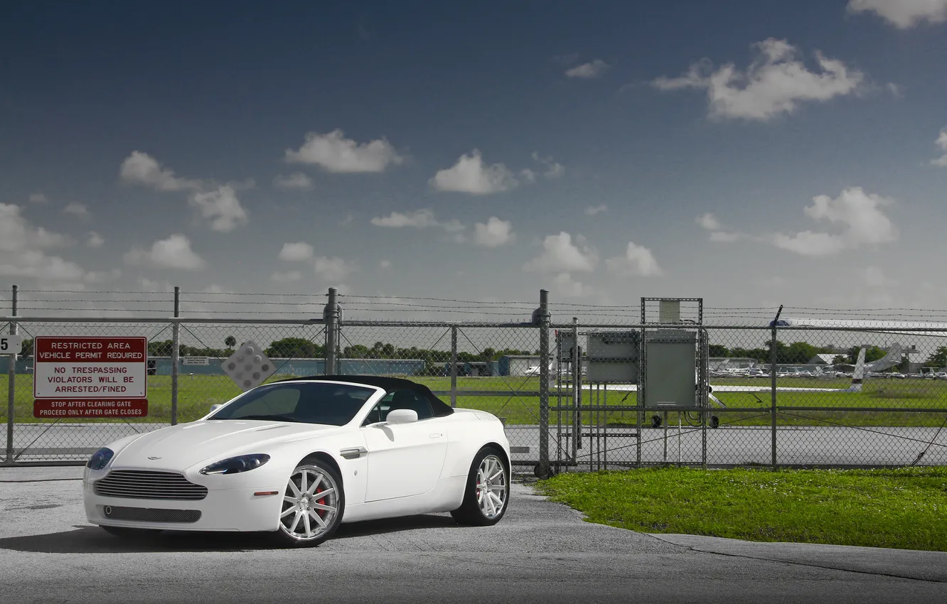 Фото обои белый, небо, Aston Martin, ограждение, white, кабриолет, V8 Vantage, вид спереди