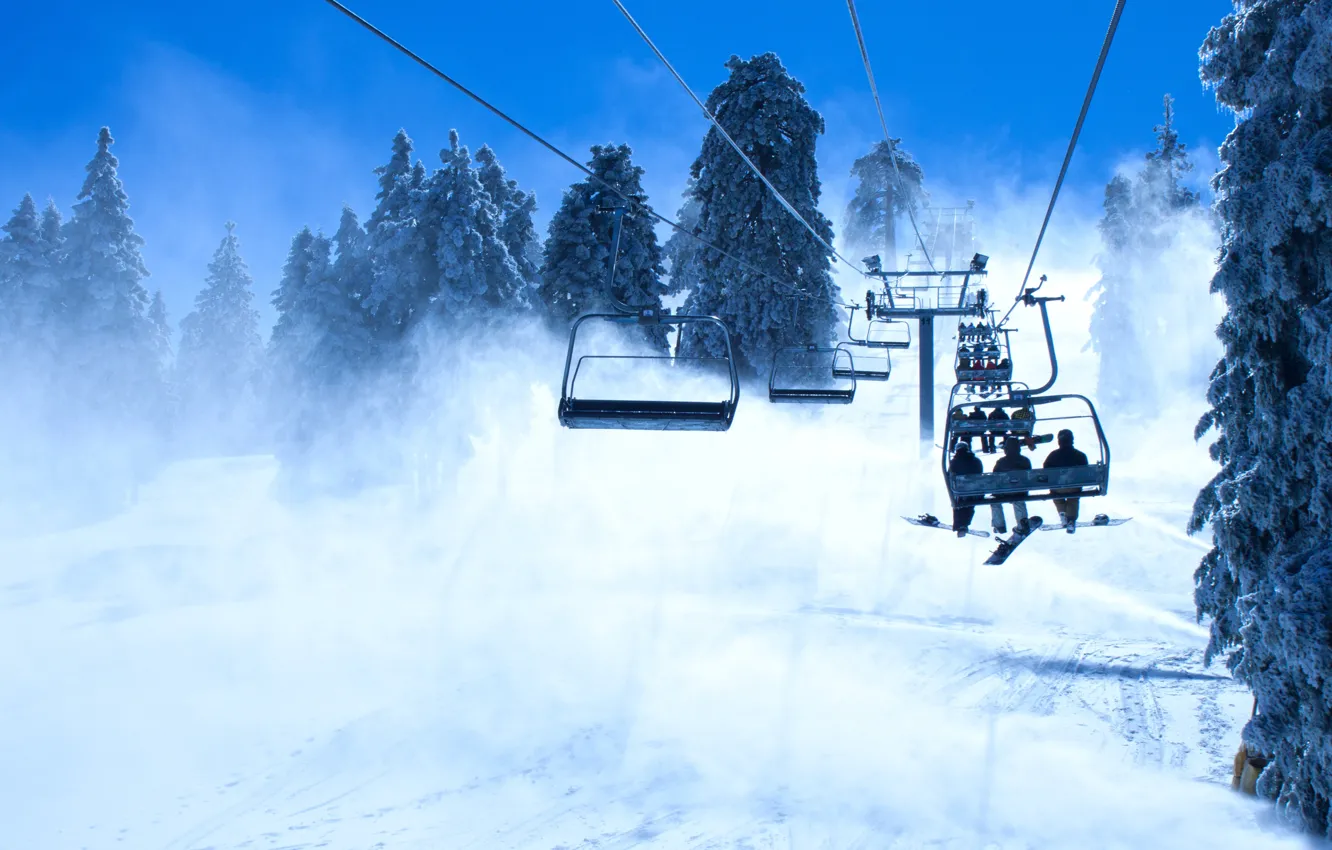 Фото обои снег, деревья, горы, сноуборд, сноубордисты, подъемник