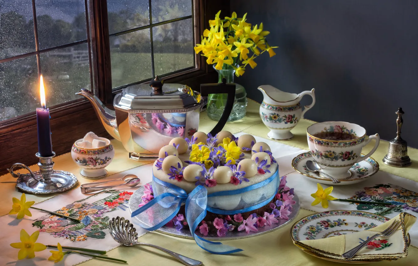 Фото обои цветы, чай, свеча, букет, чайник, тарелка, Пасха, чаепитие