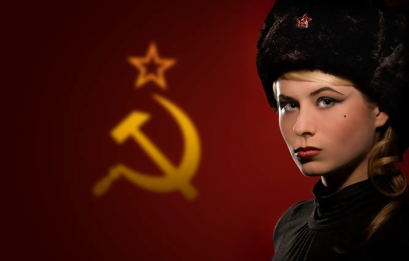 Фото обои девушка, флаг, СССР, ушанка