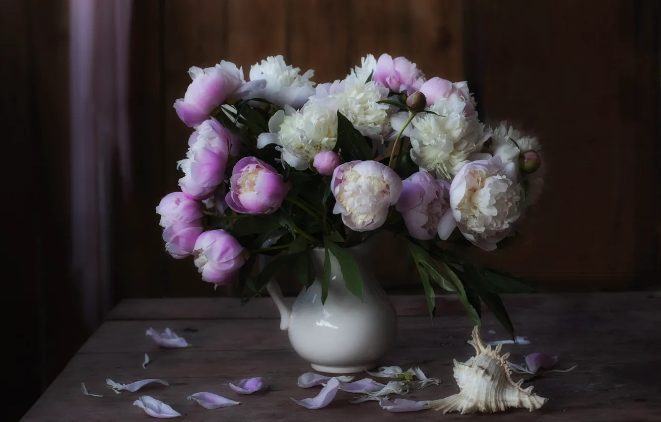 Фото обои цветы, стол, букет, ракушка, ваза, розовые, белые, натюрморт
