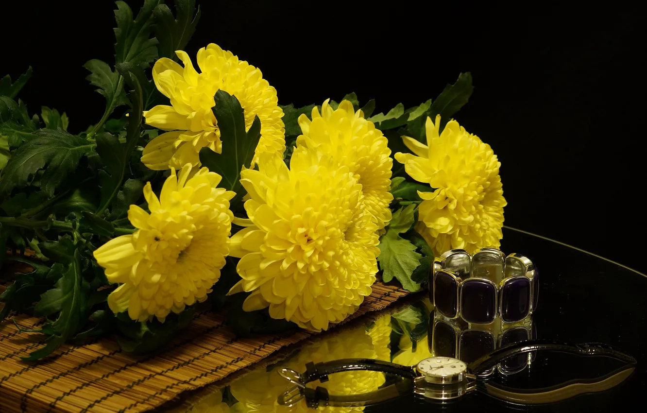 Фото обои натюрморт, хризантемы, желтое на черном