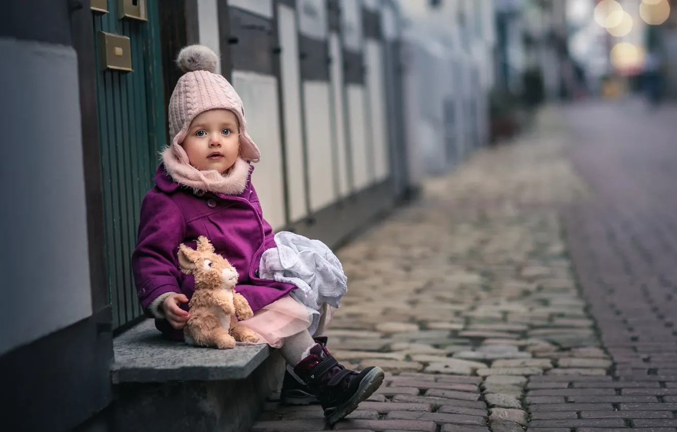 Фото обои улица, игрушка, девочка