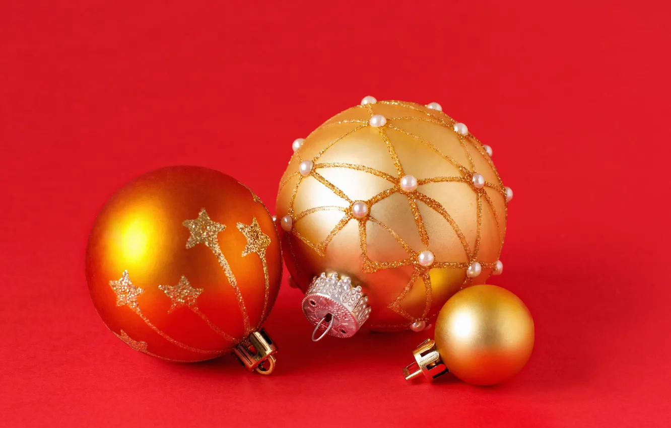 Фото обои зима, шарики, праздник, шары, Рождество, Новый год, позолота, красный фон