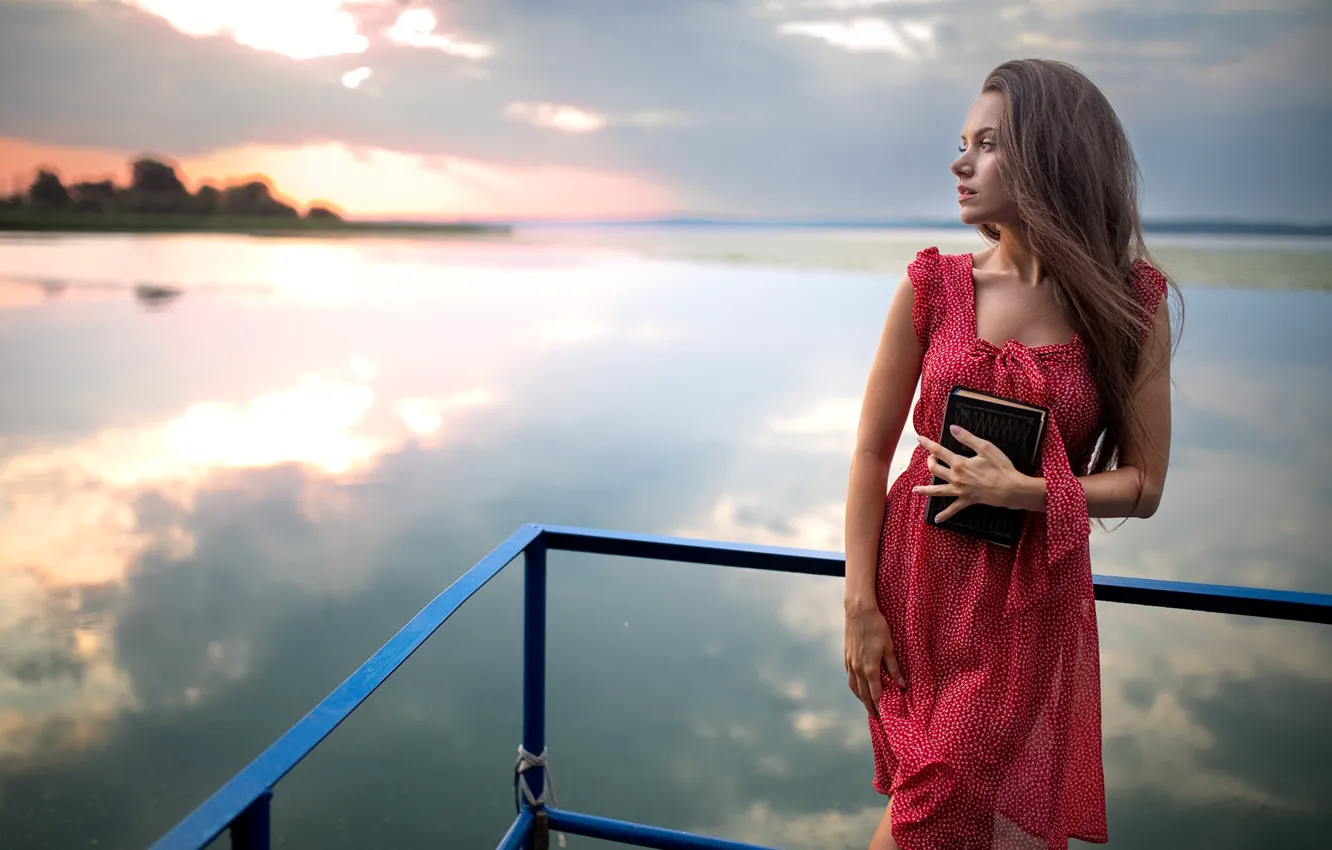 Фото обои вода, девушка, поза, платье, книга, Дмитрий Шульгин