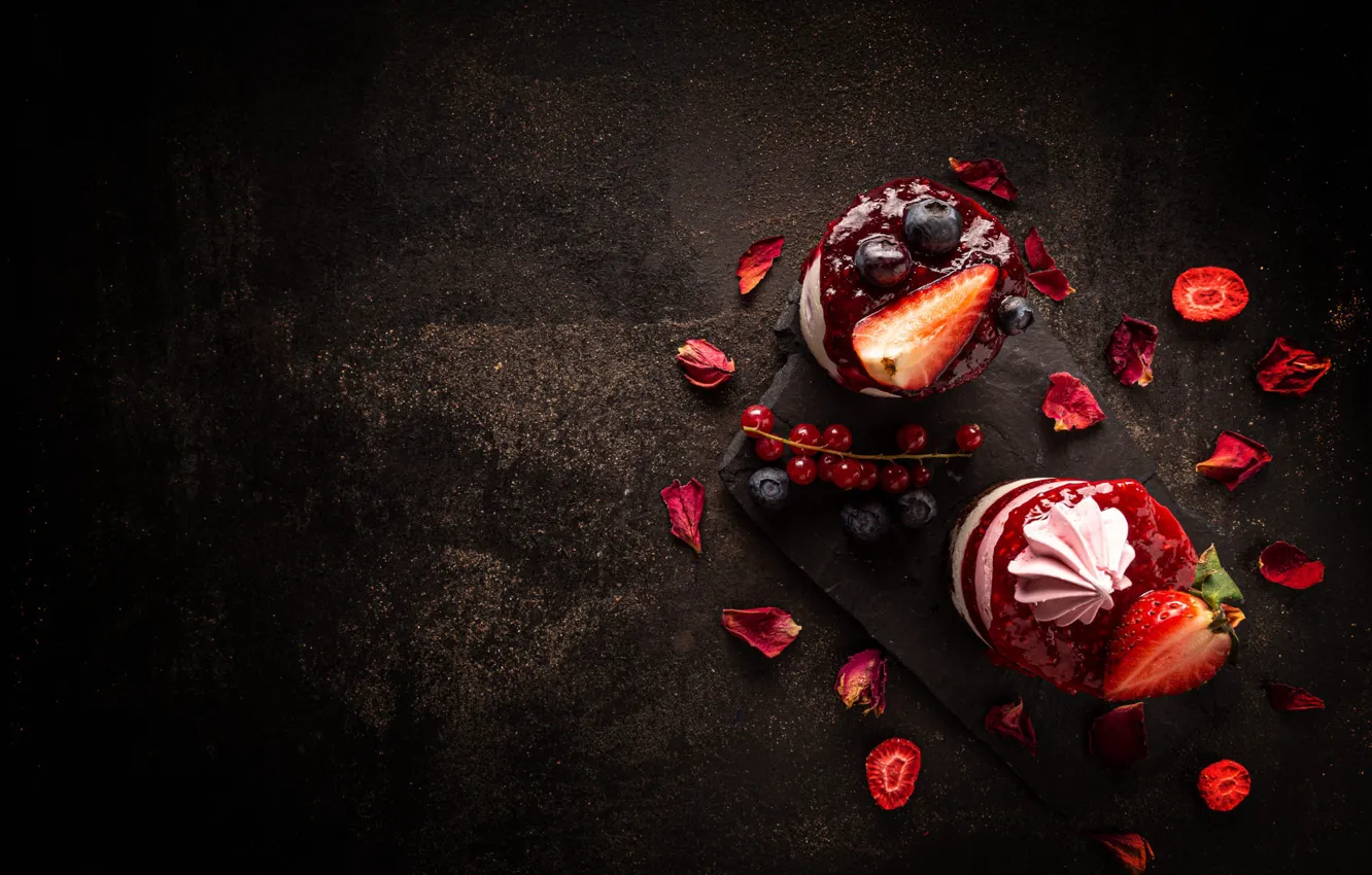Фото обои ягоды, темный фон, лепестки, черника, клубника, пирожное, крем, десерт