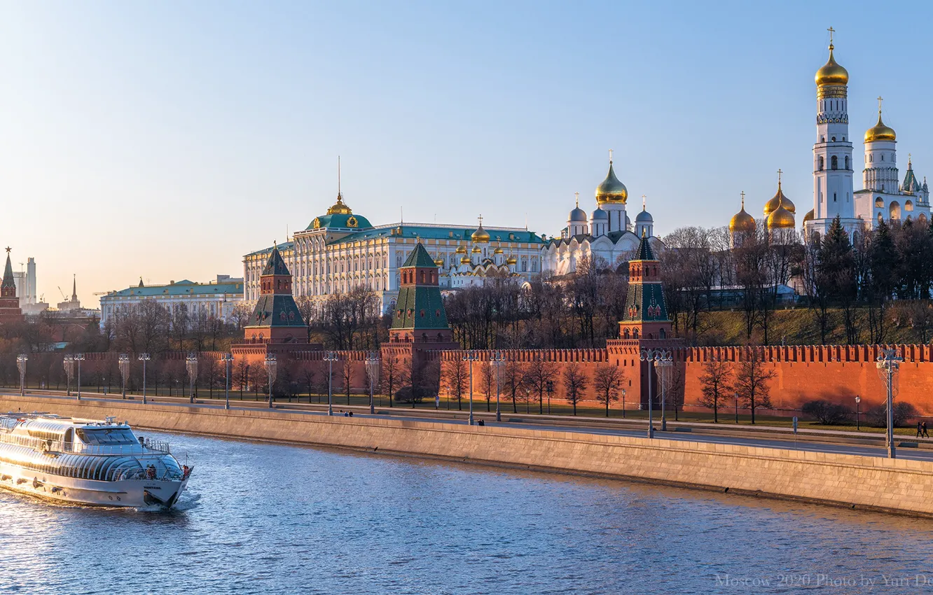 Фото обои река, Москва, башни, Россия, набережная, теплоход, храмы, Москва-река