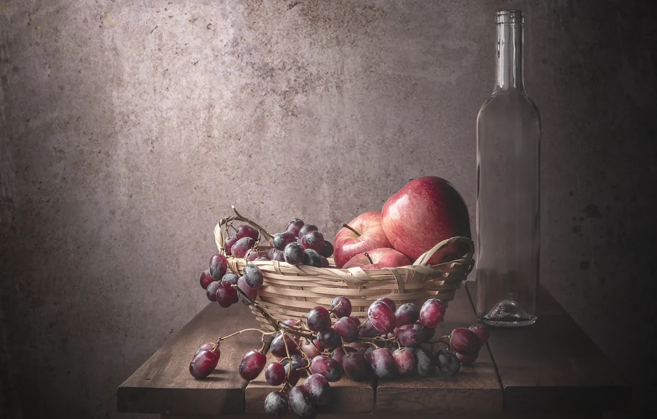 Фото обои стекло, стол, стена, яблоки, бутылка, еда, виноград, фрукты
