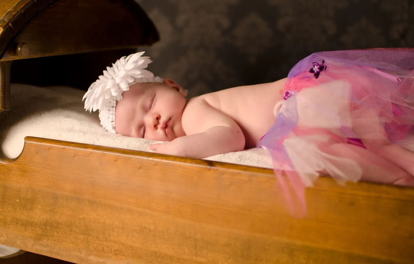 Фото обои цветок, сон, девочка, повязка, малышка, юбочка, кроватка, спящая