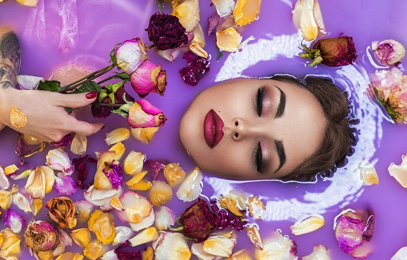 Фото обои вода, девушка, цветы, лицо, розы, макияж, лепестки, закрытые глаза
