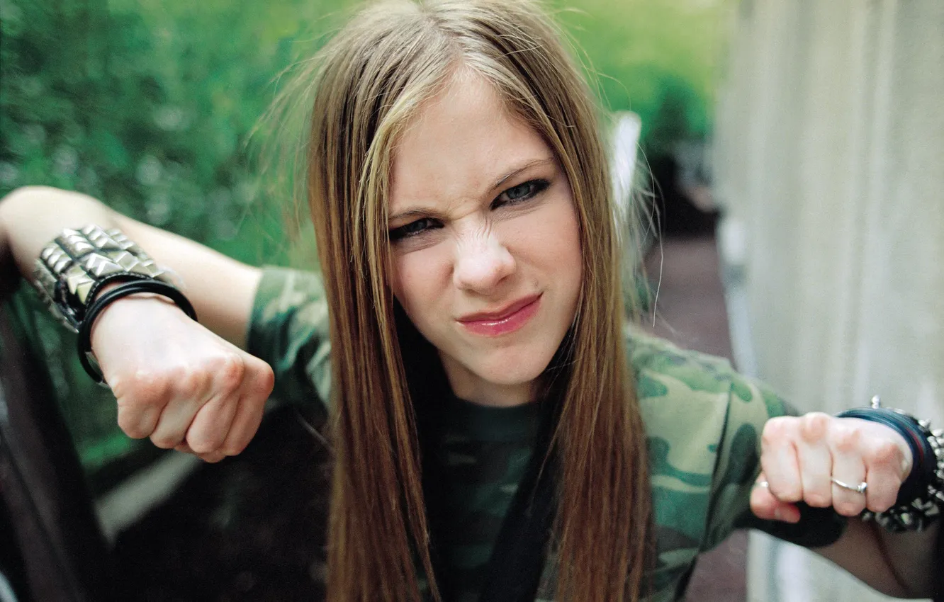 Фото обои Девушка, Avril Lavigne, Рок певица, показывает кулаки, сморщила нос