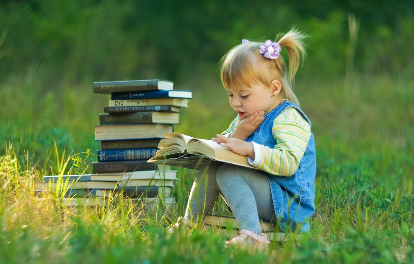 Фото обои книги, девочка, стопка, чтение, литература