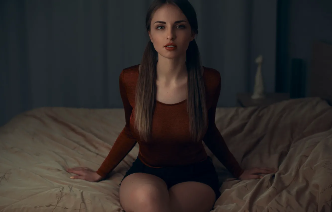 Фото обои взгляд, девушка, лицо, поза, фон, волосы, кровать, брюнетка