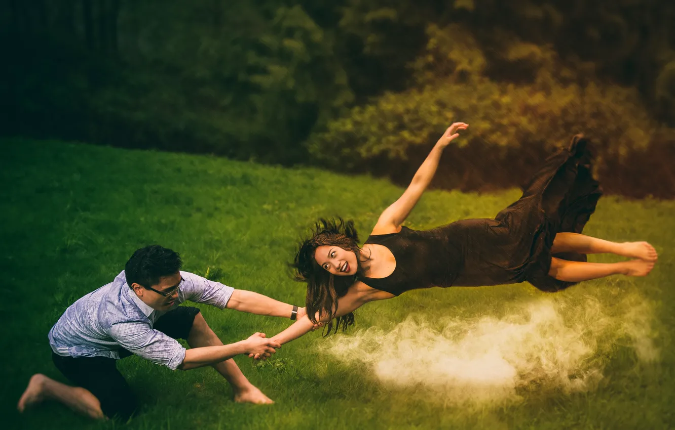 Фото обои трава, девушка, улыбка, дым, шатенка, парень