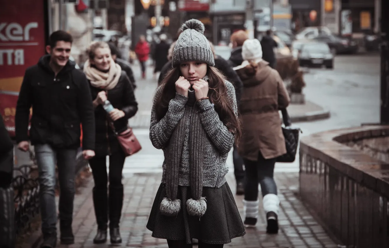 Фото обои девушка, город, улица, холодно, юбочка, прохожие, Руслан Жуков