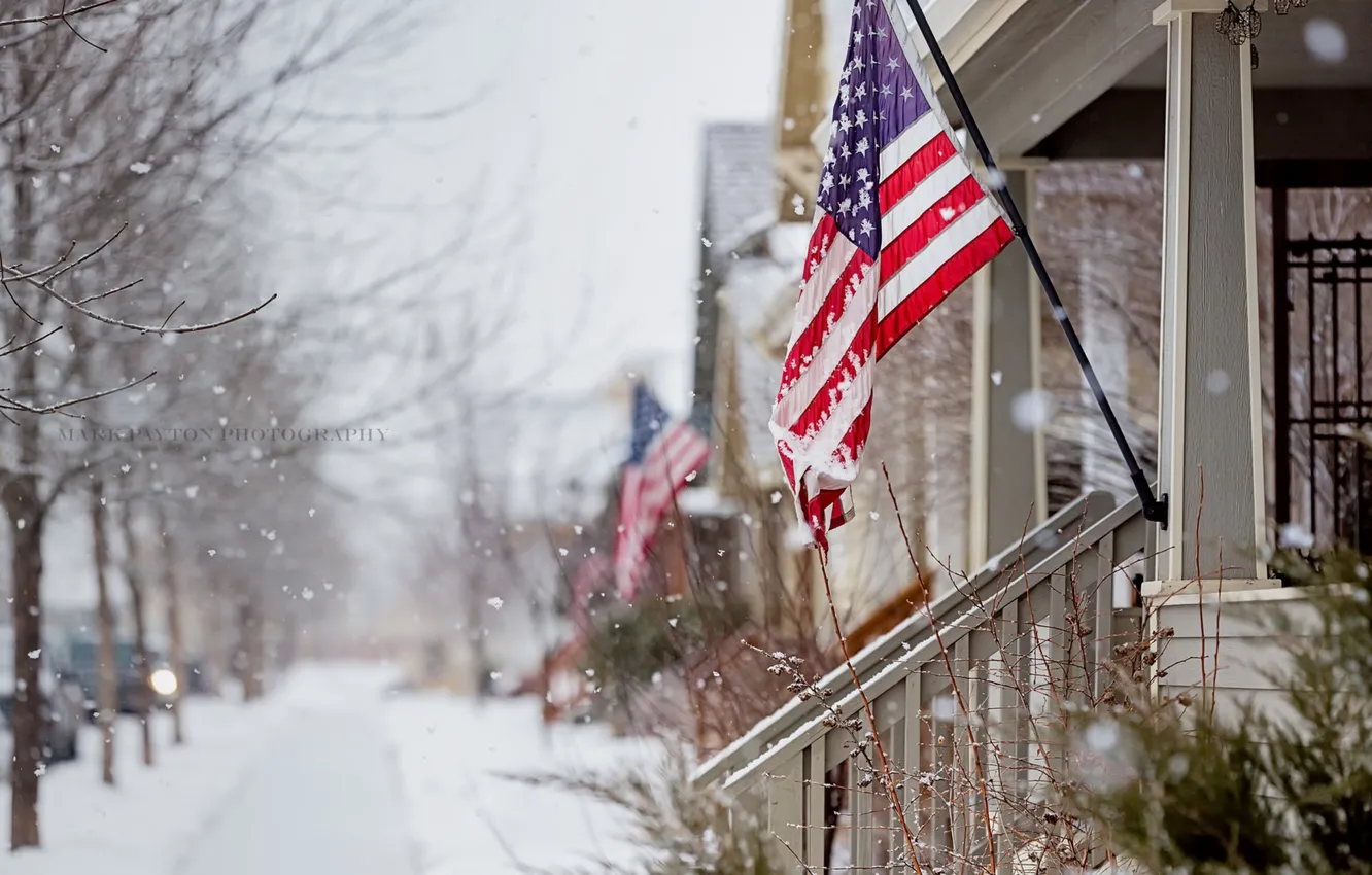 Фото обои снег, город, улица, флаг
