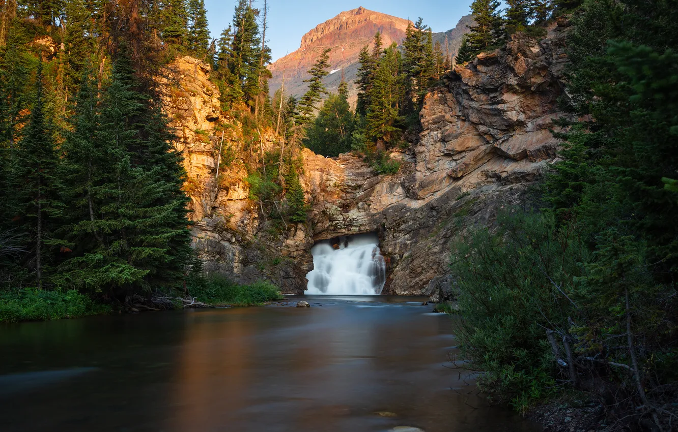Фото обои лес, горы, озеро, скалы, берег, водопад