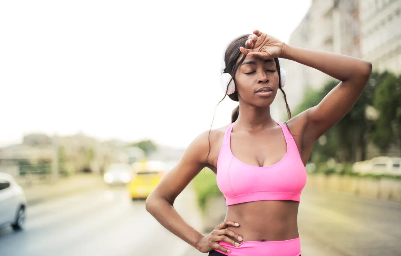 Фото обои city, город, усталость, спортсменка, жест, pink top, athlete, gesture