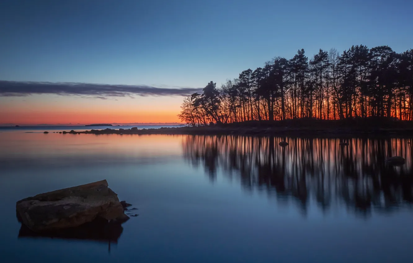 Фото обои вода, деревья, закат, озеро, отражение, камень, Финляндия