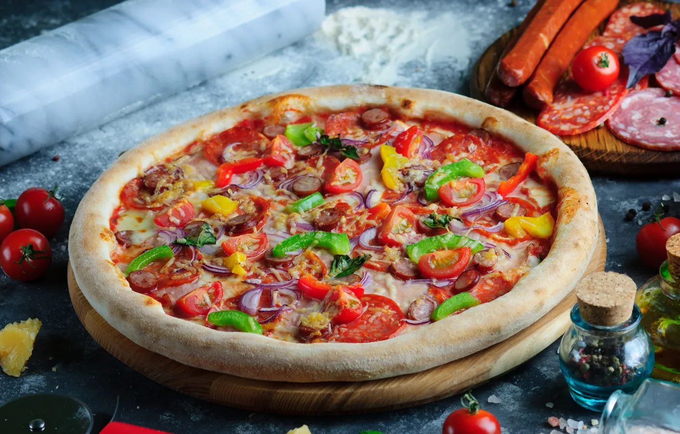 Фото обои перец, пицца, помидоры, колбаса, специи, папперони