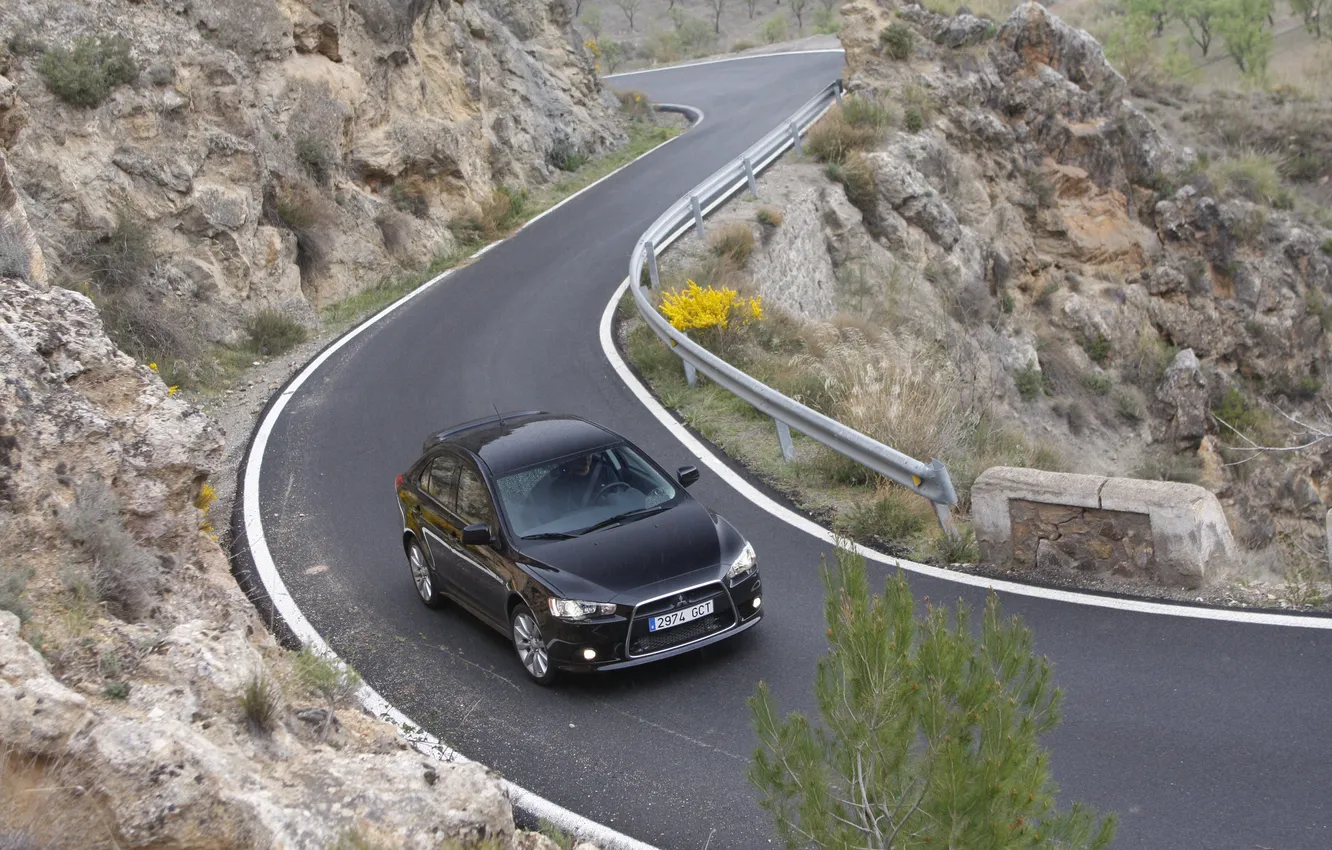 Фото обои дорога, машина, горы, обои, япония, поворот, чёрная, mitsubishi