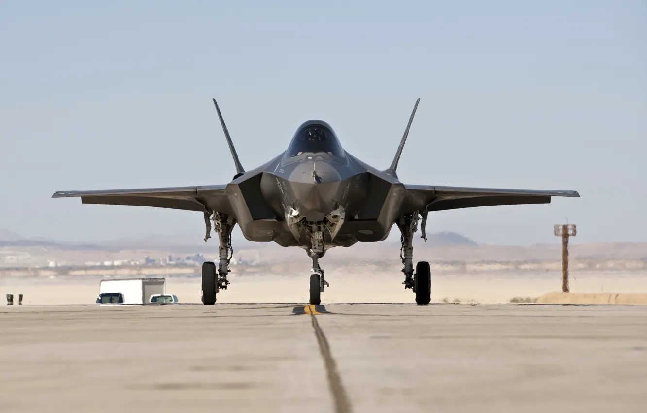 Фото обои истребитель, бомбардировщик, аэродром, Lightning II, F-35, «Лайтнинг» II