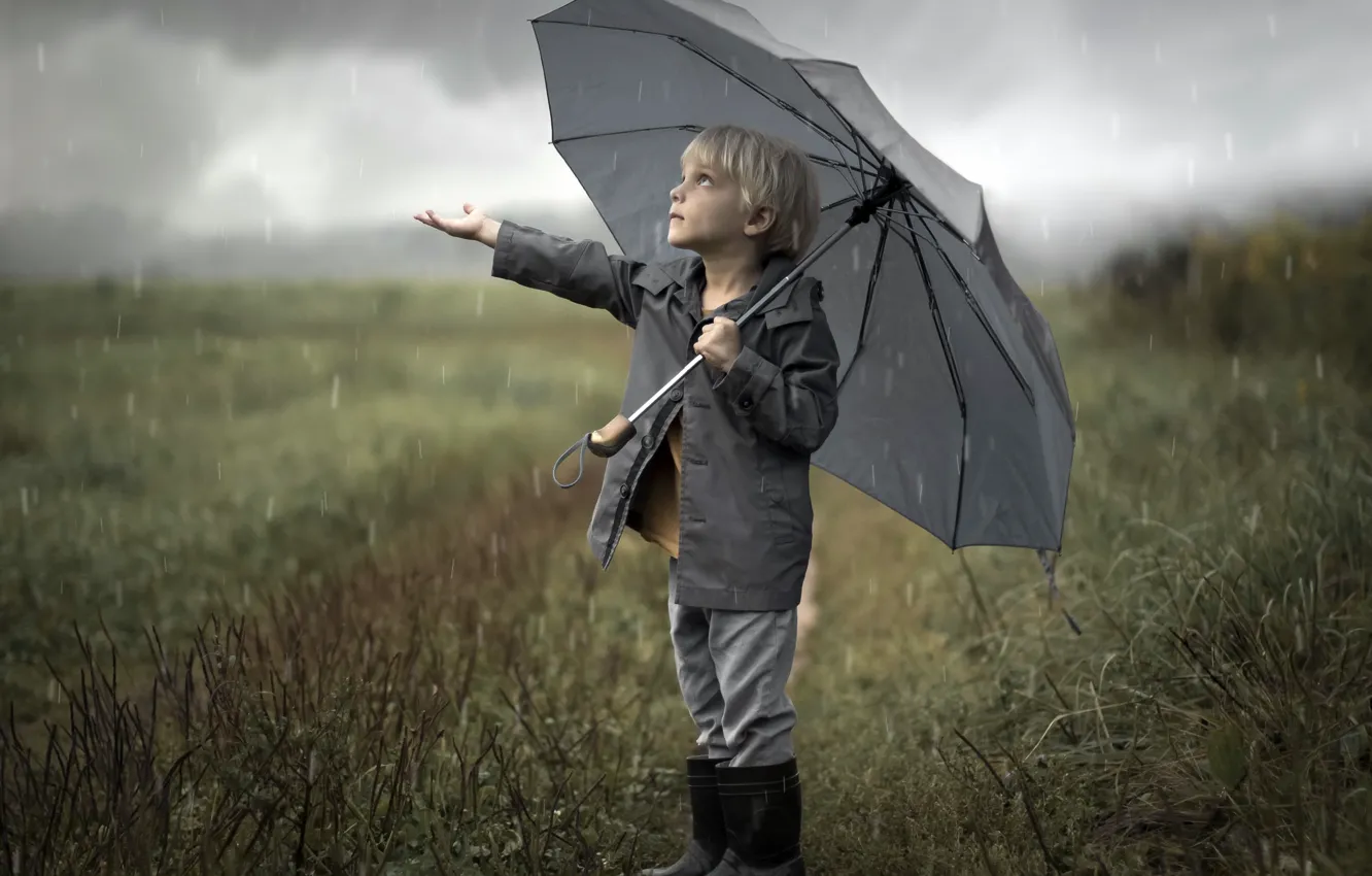 Фото обои дождь, зонт, мальчик