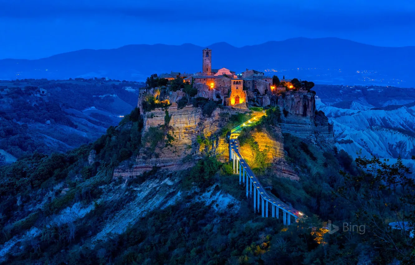 Фото обои ночь, огни, скала, башня, деревня, Италия, Чивита-ди-Баньореджо