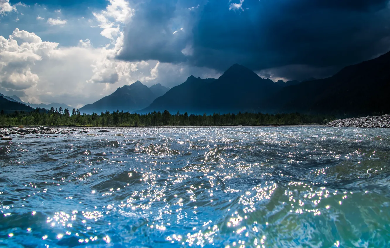 Фото обои волны, лес, небо, вода, облака, лучи, свет, горы