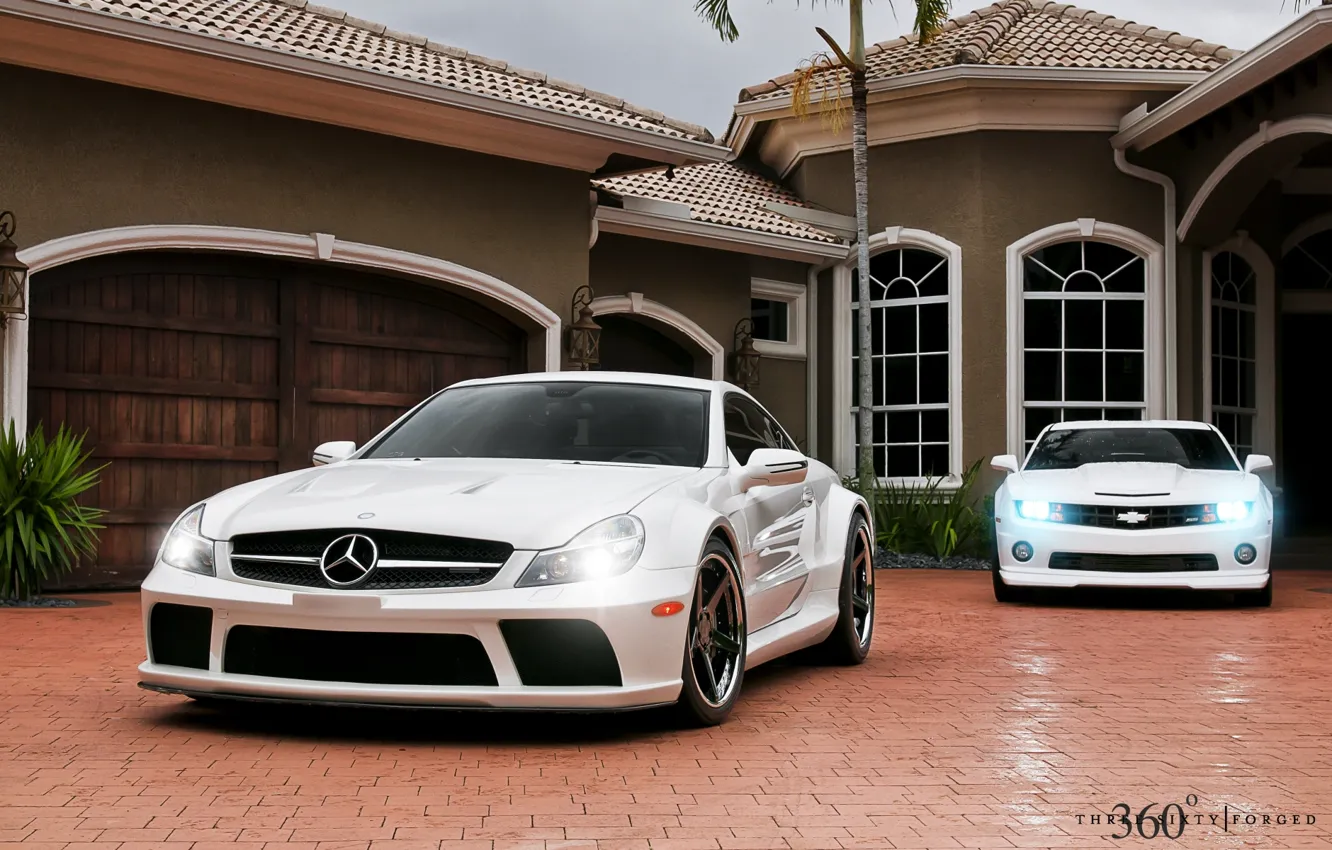 Фото обои белый, дом, фары, Mercedes-Benz, Chevrolet, Мерседес, Камаро, Шевроле