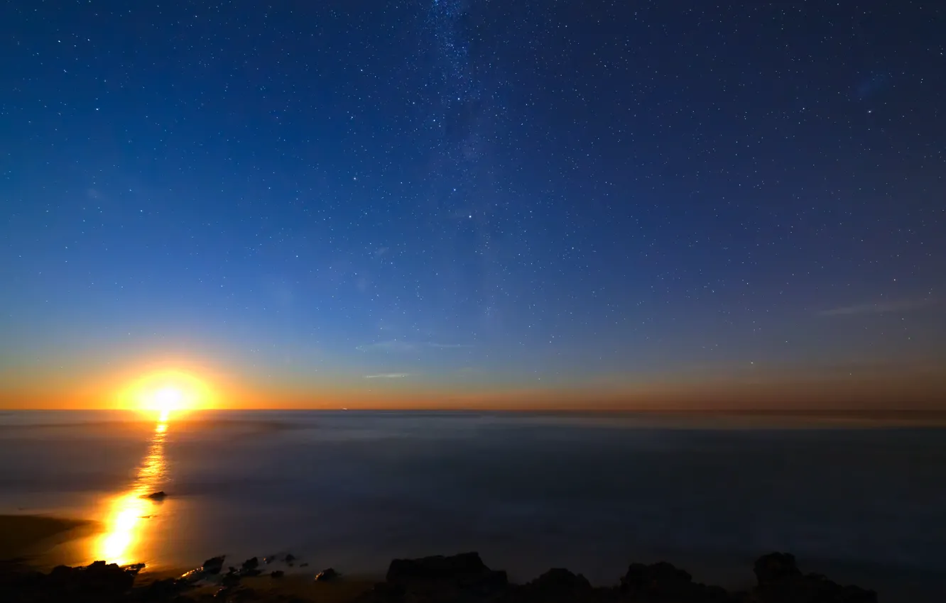 Фото обои звезды, восход, океан, Солнце, Млечный путь