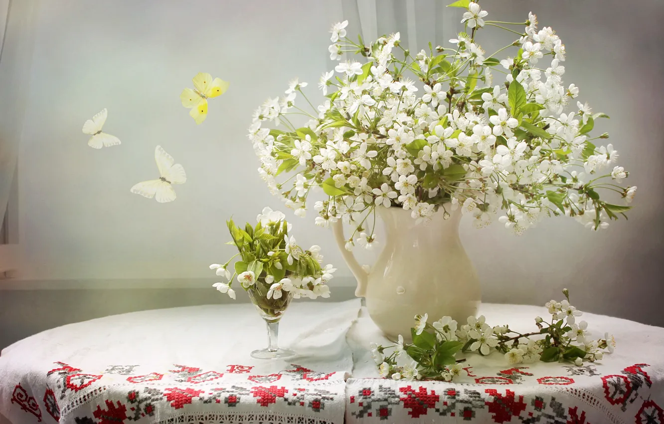 Фото обои бабочки, цветы, стол, бокал, ваза, белые, скатерть