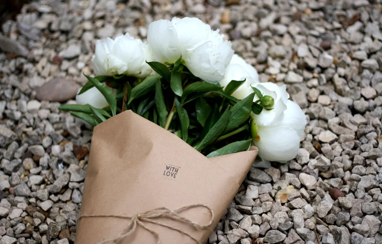Фото обои цветы, букет, белые, гравий, пионы, with love