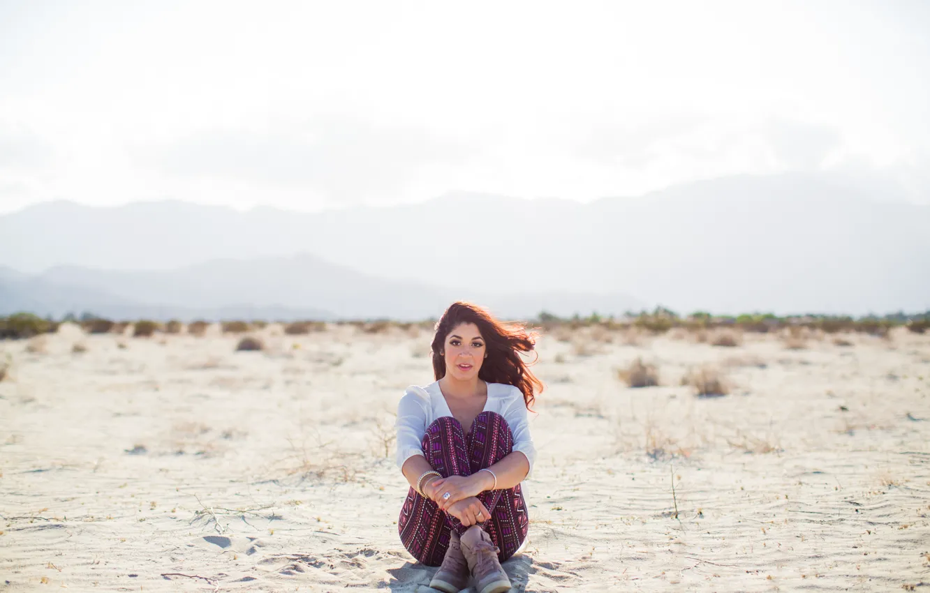 Фото обои песок, взгляд, девушка, ботинки, брюнетка, сидит, Ева, Eva