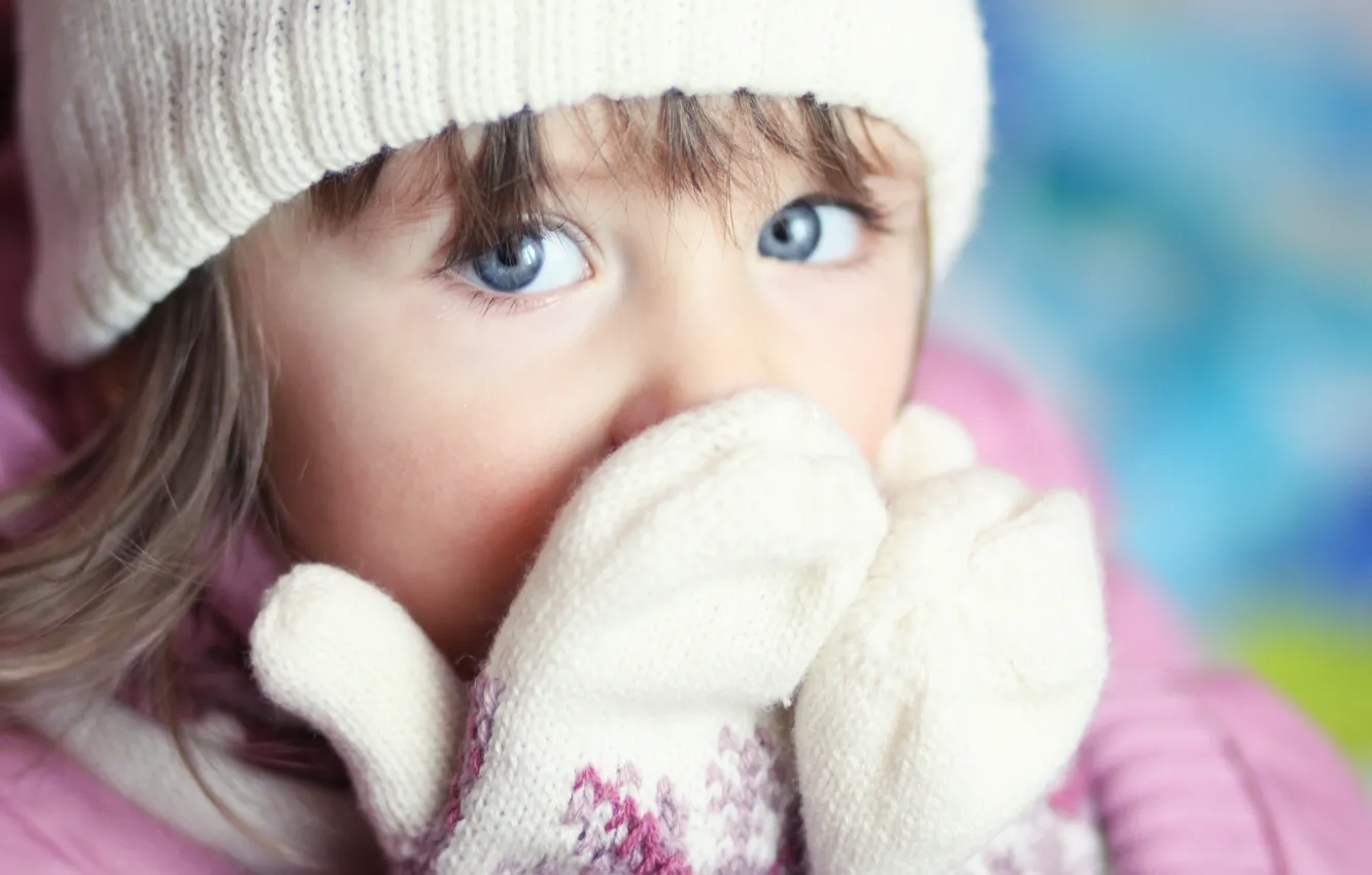 Фото обои взгляд, девочка, голубые глаза, шапочка, варежки, вязка