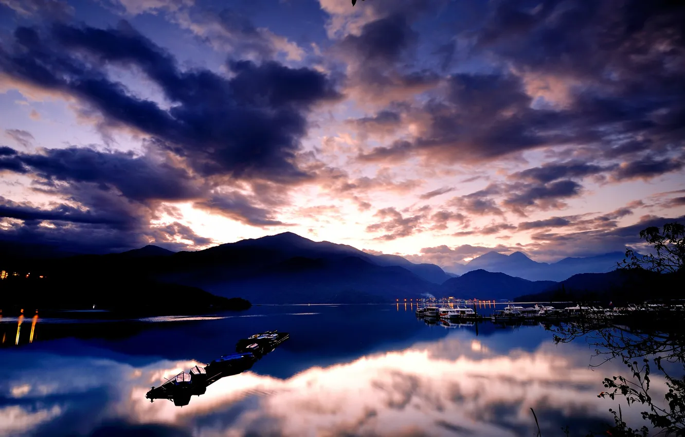 Фото обои небо, вода, облака, горы, огни, гладь, отражение, синева