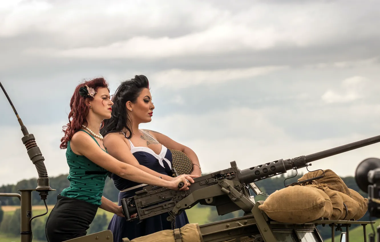 Фото обои девушки, армия, пулемёт