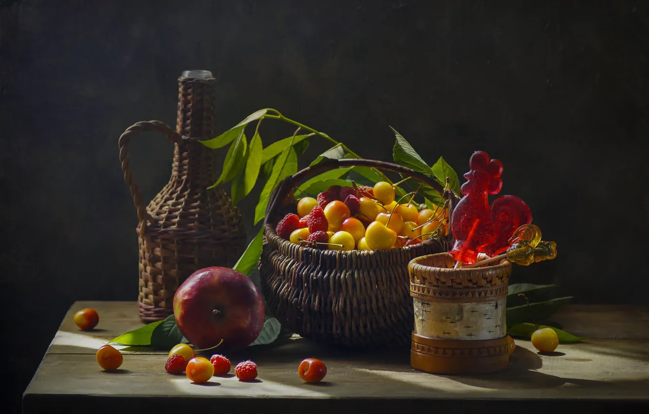 Фото обои ягоды, малина, корзина, бутылка, яблоко, конфеты, леденцы, натюрморт