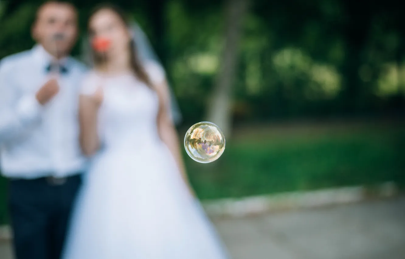 Фото обои невеста, жених, мыльный пузырь