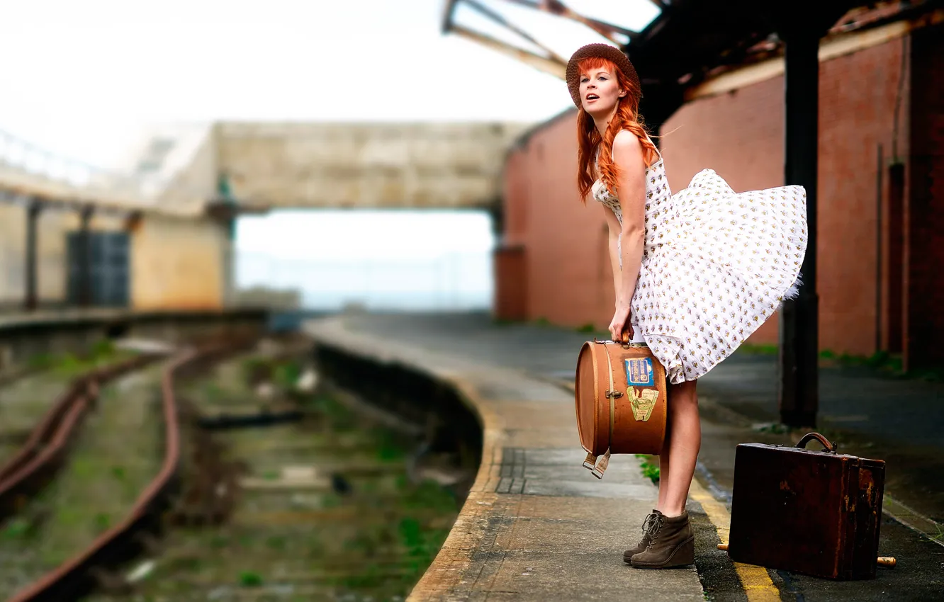 Фото обои девушка, ветер, рельсы, платье, перрон, чемодан