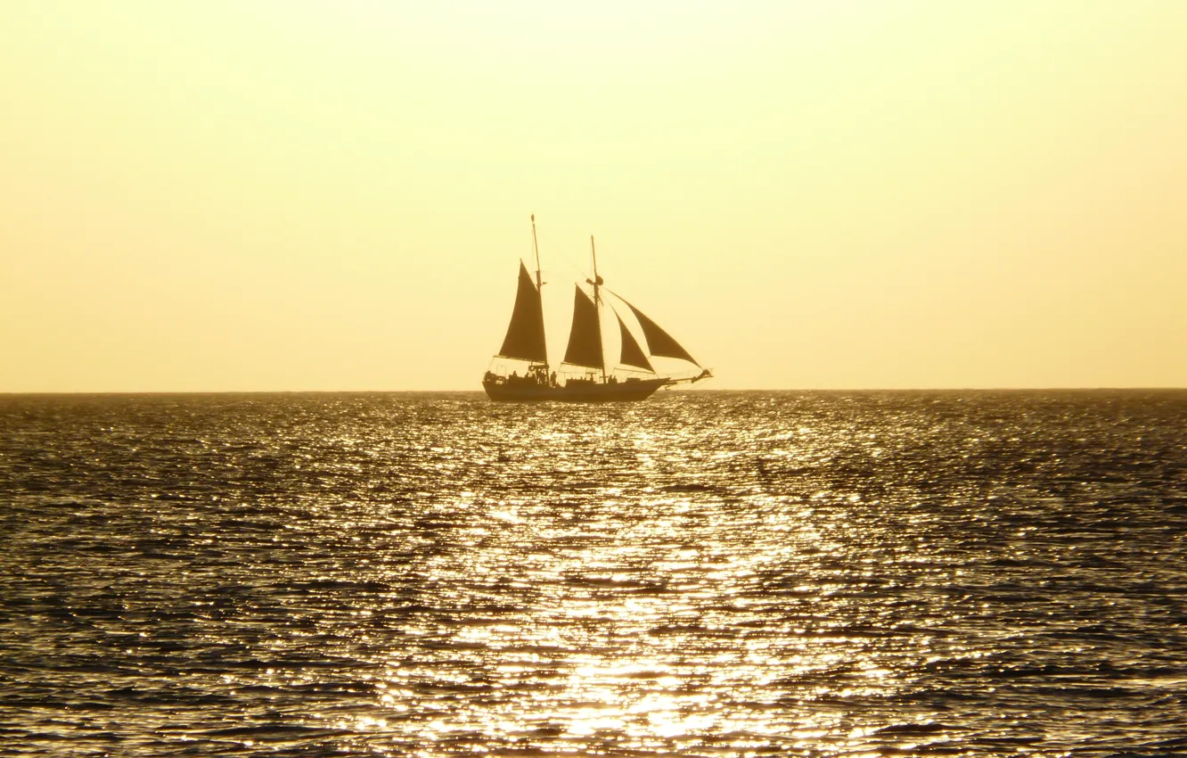 Фото обои море, солнце, путь, корабль, паруса, желтое