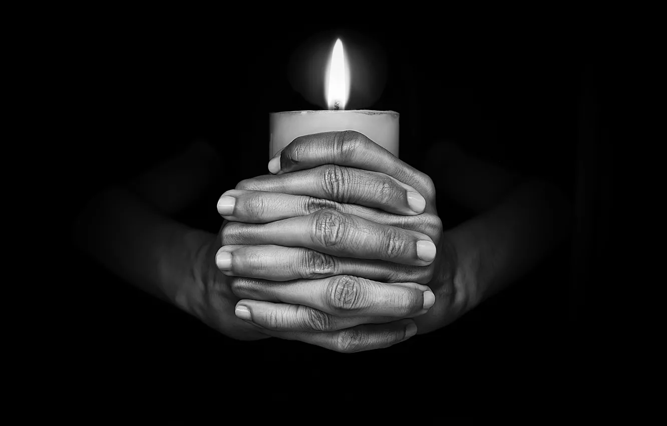 Фото обои темнота, пламя, свеча, руки
