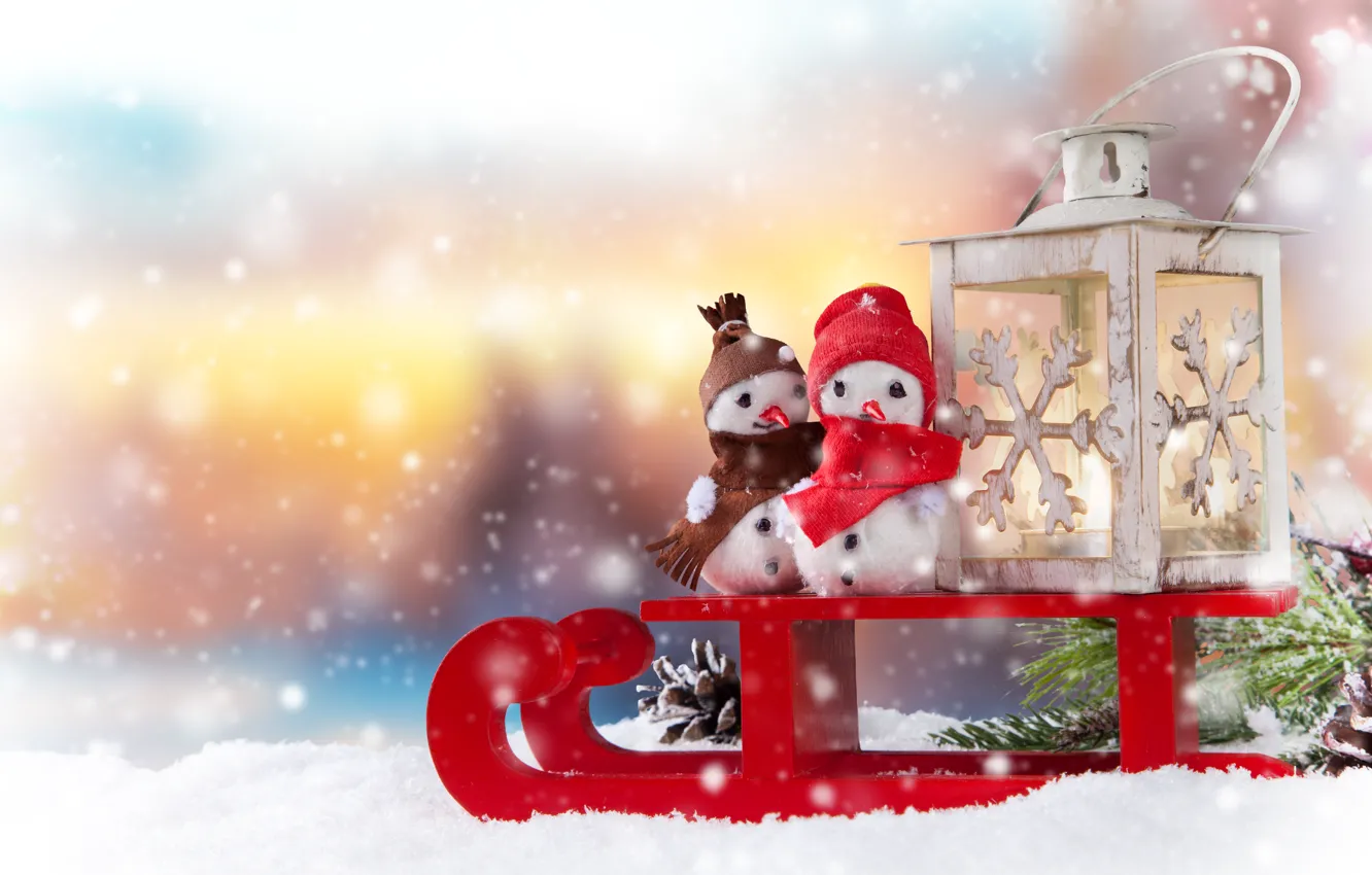 Фото обои зима, снег, праздник, новый год, ветка, фонарь, снеговики, сани