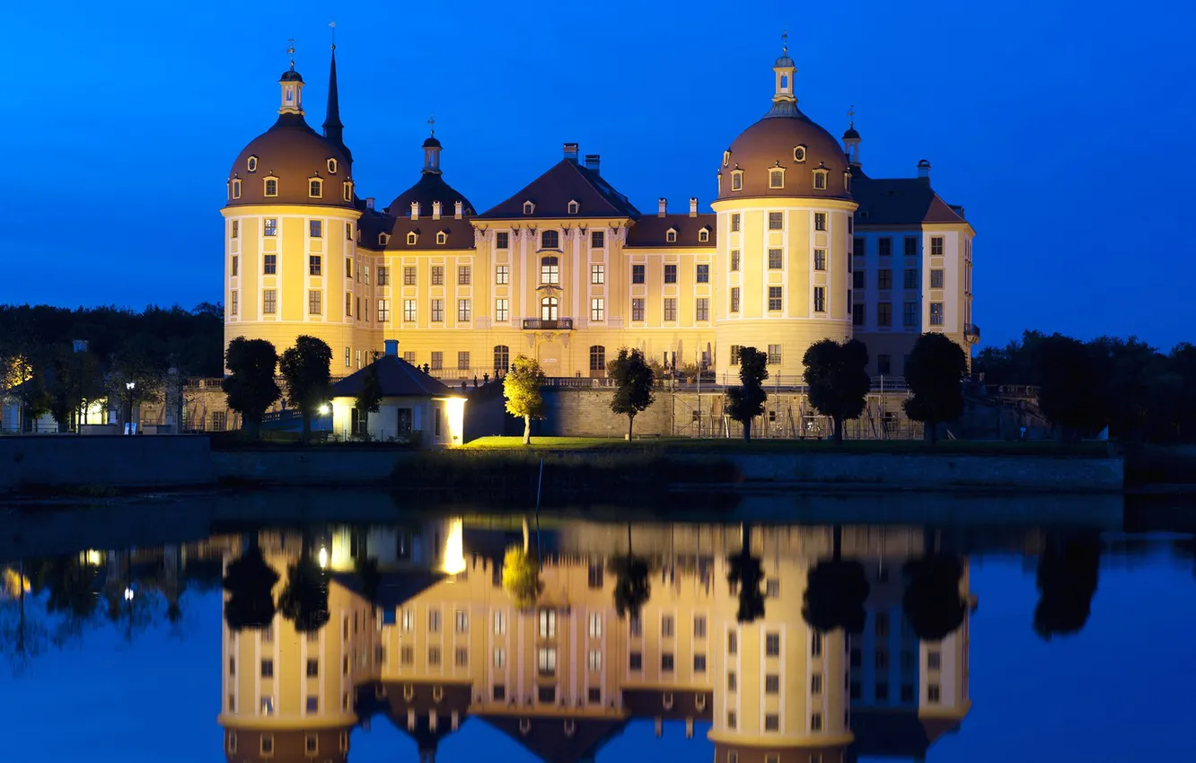 Фото обои небо, ночь, огни, озеро, замок, башня, Германия, Саксония