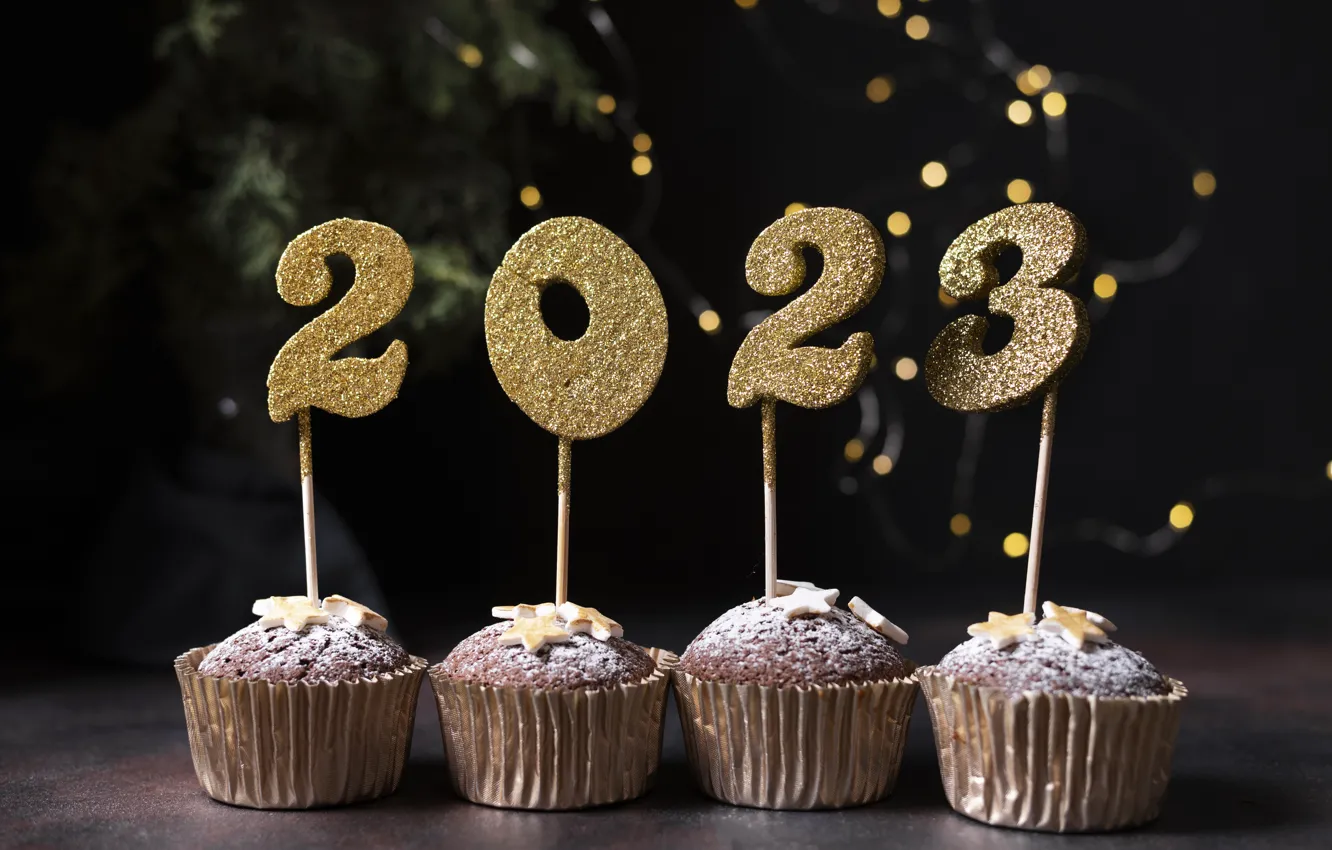 Фото обои темный фон, стол, праздник, палочки, огоньки, цифры, Новый год, позолота