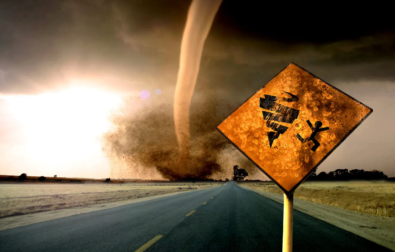 Фото обои дорога, пасмурно, опасность, знак, предупреждение, трасса, буря, указатель